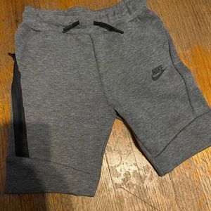 Boys Nike shorts size 6